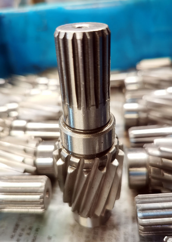 20CrMnTi Steel Single Helical Pinion Gear Shaft With Involute Splines